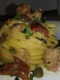 Linguine, Tonno Pomodori Secchi Olive Nere Capperi e Zafferano