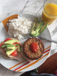 Una foto de Burger sana con arroz