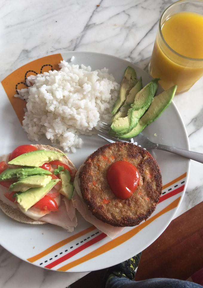 Una foto de Burger sana con arroz