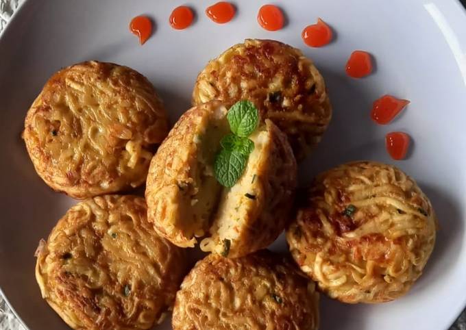 Bagaimana Menyiapkan Martabak Mie Omelet Udang Mini Anti Gagal