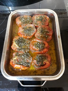 Una foto de Tomates pera asados con ajo y perejil