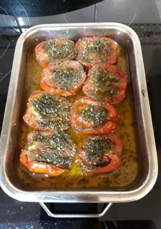 Una foto de Tomates pera asados con ajo y perejil
