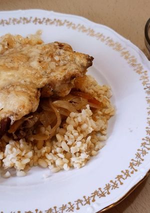 Csirke felsőcomb káposzta ágyon recept fotója