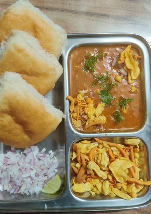 મિસળ પાવ(Misal pav Recipe in Gujarati) રેસીપી મુખ્ય ફોટો