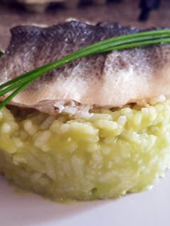 Una foto de LUBINA con ARROZ de GUISANTES