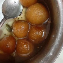 A picture of Gulab jamun.