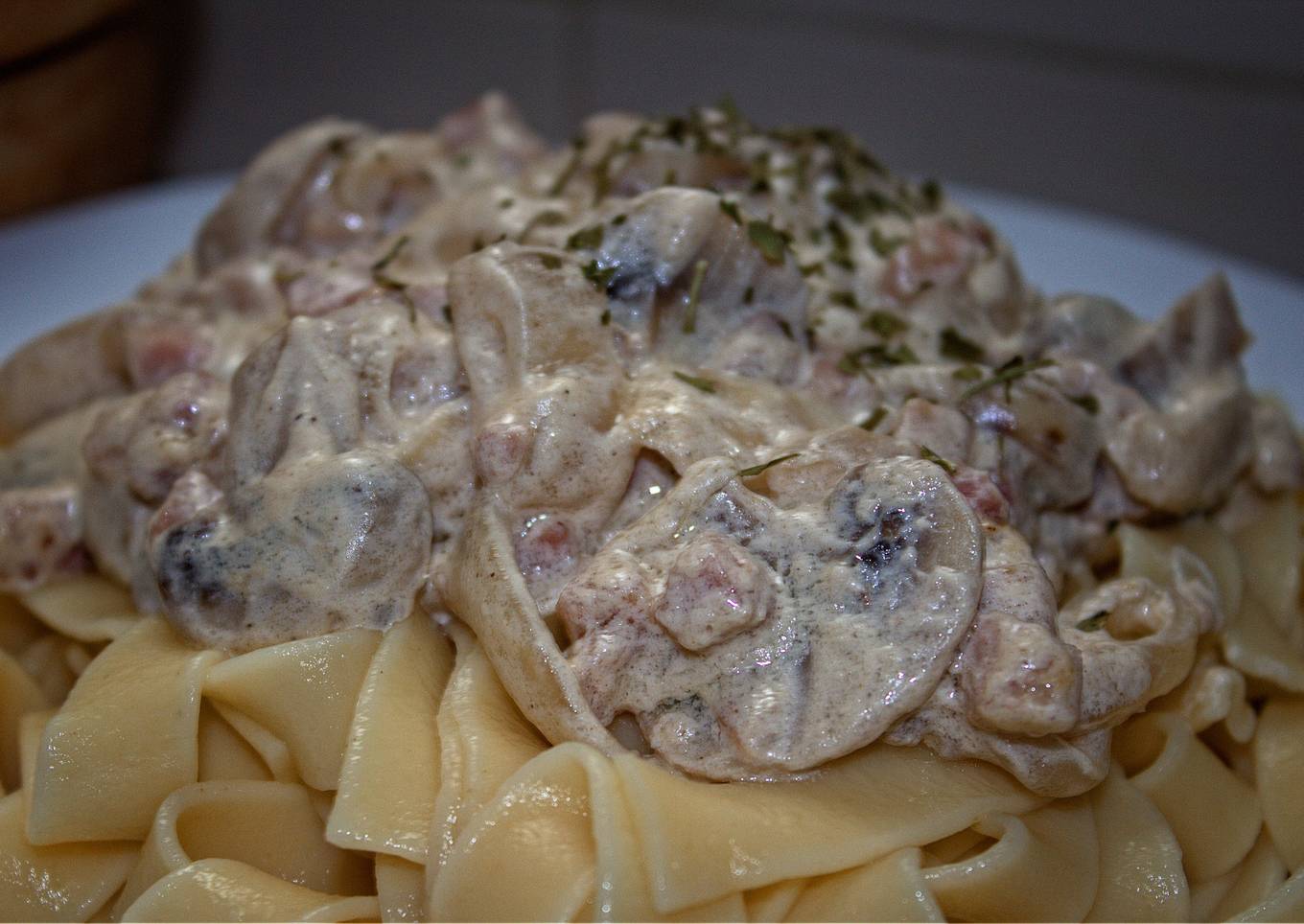 Tagliatelle con salsa de champiñones a la carbonara