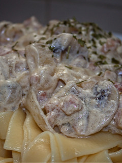 Una foto de Tagliatelle con salsa de champiñones a la carbonara
