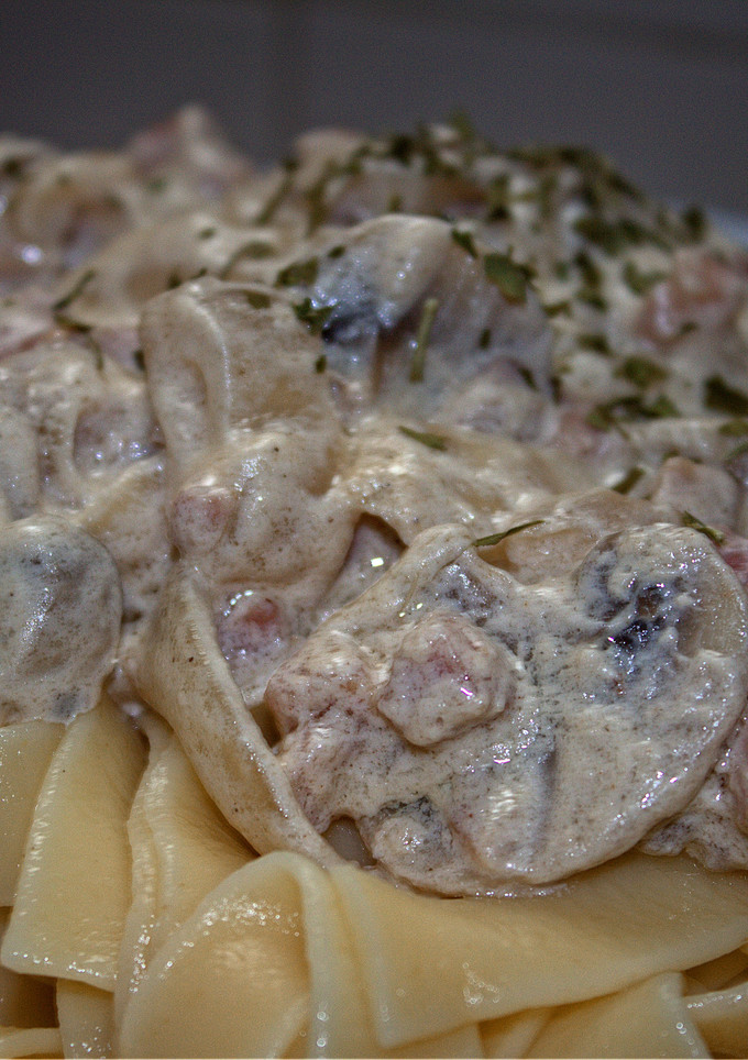 Una foto de Tagliatelle con salsa de champiñones a la carbonara