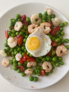 Una foto de Guisantes con gambas y tomate
