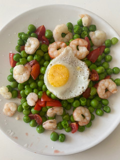 Una foto de Guisantes con gambas y tomate