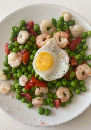 Una foto de Guisantes con gambas y tomate