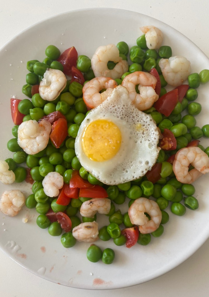 Una foto de Guisantes con gambas y tomate