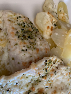 Una foto de Pollo y patatas al horno con gratén de queso 🍗🧀