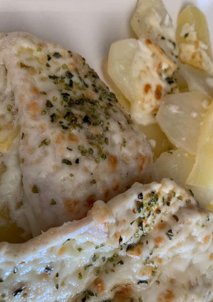 Una foto de Pollo y patatas al horno con gratén de queso 🍗🧀