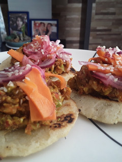 Una foto de Trío de arepas🍘 con "carne vegetal de brócoli🥦🌰🌶"🤔🤨😏