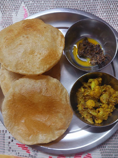 पूरी और गोभी आलू की सब्जी (Poori and Gobhi Aloo Sabzi Recipe in Hindi) रेसिपी मुख्य फोटो