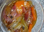 Una foto de cebollas en escabeche