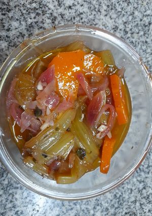 Una foto de Pencas de acelga en escabeche
