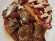Una foto de tomates cherry en almibar