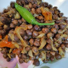 A picture of Lazeez kalay chanay.