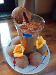 चिकू मिल्क शेक (Chikoo milk shake recipe in marathi) रेसिपी चे मुख्य फोटो