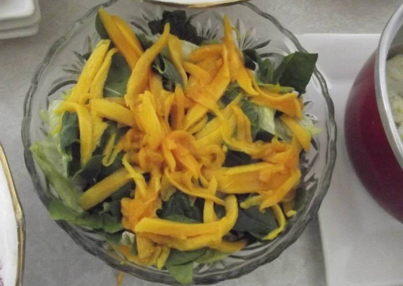 Ensalada de quelites, mango y calabaza con vinagreta de chile verde y xoconostle
