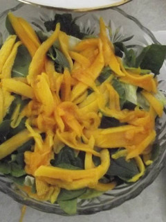 Una foto de Ensalada de quelites, mango y calabaza con vinagreta de chile verde y xoconostle