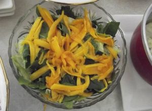 Una foto de Ensalada de quelites, mango y calabaza con vinagreta de chile verde y xoconostle