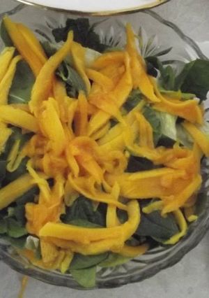 Una foto de Ensalada de quelites, mango y calabaza con vinagreta de chile verde y xoconostle