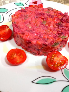 Una foto de Tartar de verduras al horno con lentejas