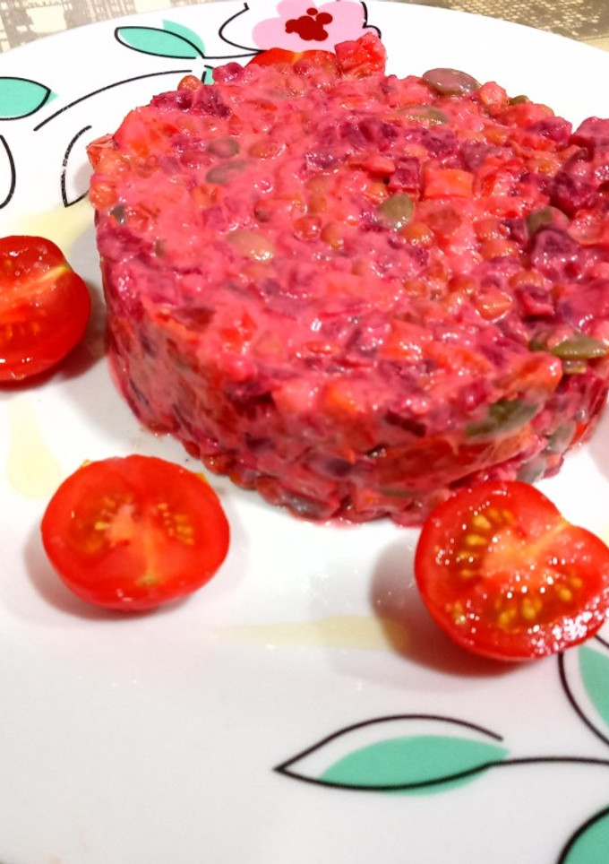 Una foto de Tartar de verduras al horno con lentejas