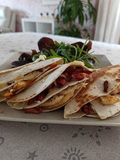 Una foto de Quesadillas de pollo y bacon