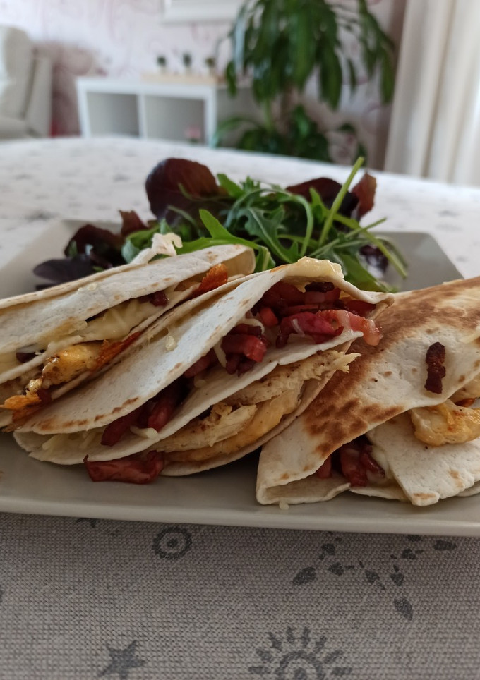 Una foto de Quesadillas de pollo y bacon