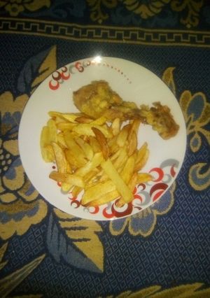O poză a rețetei Cartofi ca degetul cu pulpe de pui cu ou și cu usturoi.