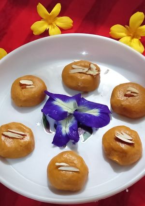 મગસ લાડુ (Magas Ladoo Recipe In Gujarati) રેસીપી મુખ્ય ફોટો