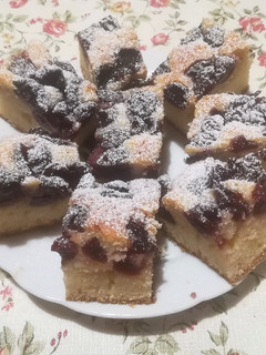 Tejfölös meggyes szelet🍶🍒 recept fotója