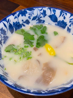 A picture of Tom K̄hing H̄ĕd – spicy oyster ‘shroom soup.