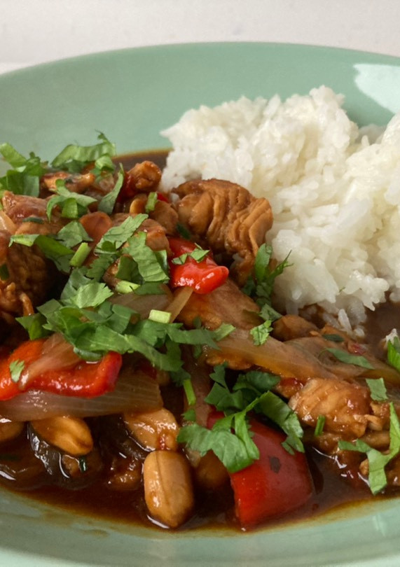 Una foto de Pollo Thai con cacahuetes