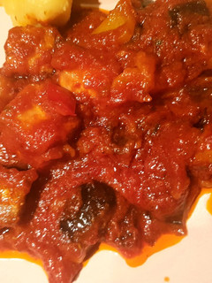 Una foto de Atún con tomate