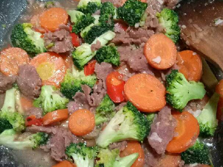 Bagaimana Menyiapkan Tumis sayur brokoli wortel daging kebab yang Menggugah Selera