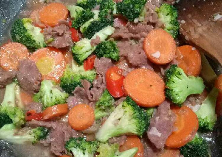 Tumis sayur brokoli wortel daging kebab
