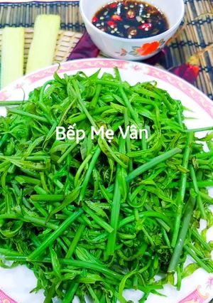 Hình của món Đọt choại (rau chạy) luộc chấm nước tương.