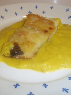 Una foto de Bacalao con salsa de pimientos amarillos y cúrcuma