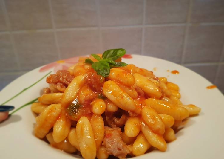 Cavatelli con sugo e salsiccia.