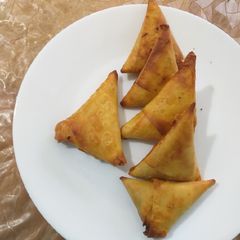 A picture of Chicken samosa.