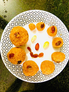 கோதுமை ரவா லட்டு(wheat rava laddu recipe in tamil) செய்முறை முக்கிய புகைப்படம்
