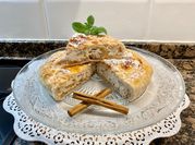 Una foto de tarta de requesón y fruta