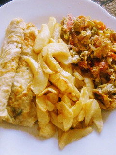 A picture of Chips and egg sauce.