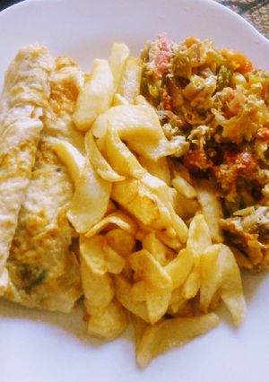 A picture of Chips and egg sauce.